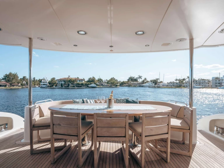 Wynajem Luksusowy jacht Lazzara z patentem 