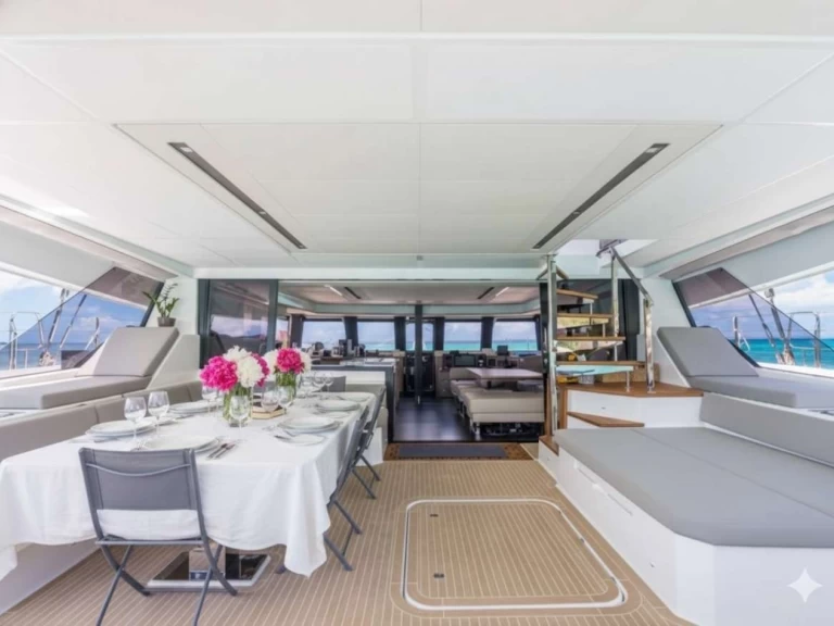 Fountaine Pajot ADEONA między profesjonalistami a osobami prywatnymi w Korsyka