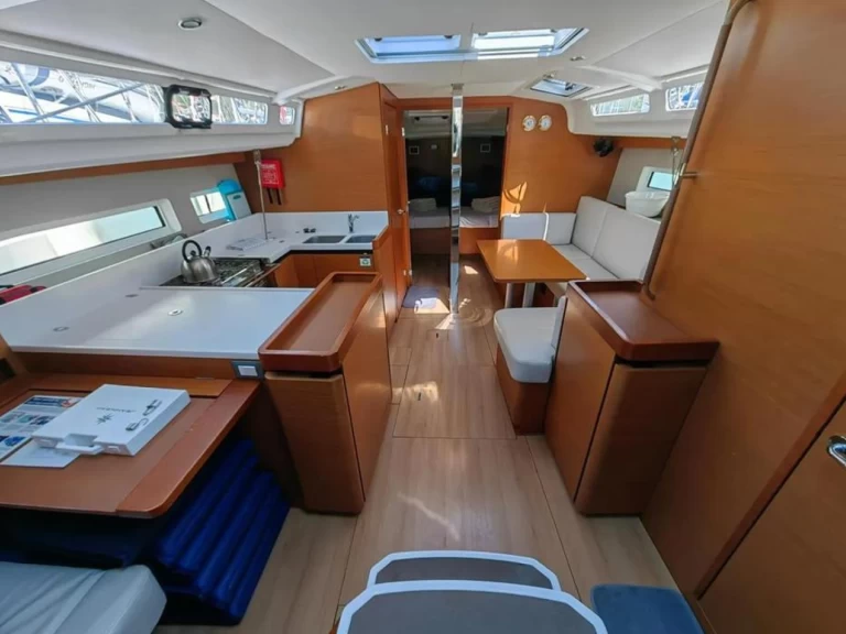 Wynajmij Żaglowiec z lub bez skippera Jeanneau w Alimos