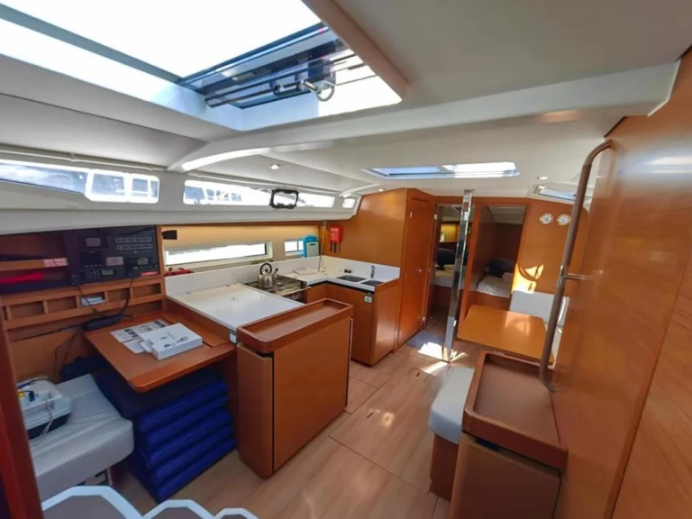 Wynajem Żaglowiec Jeanneau z patentem 