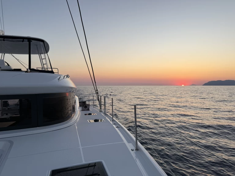 Wynajmij Katamaran z lub bez skippera Lagoon w Alimos