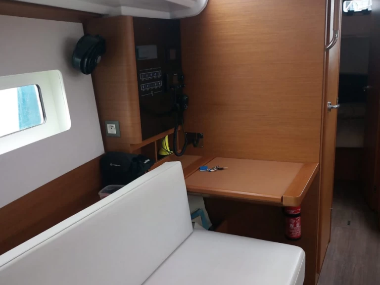 Wynajem Żaglowiec Jeanneau z patentem 