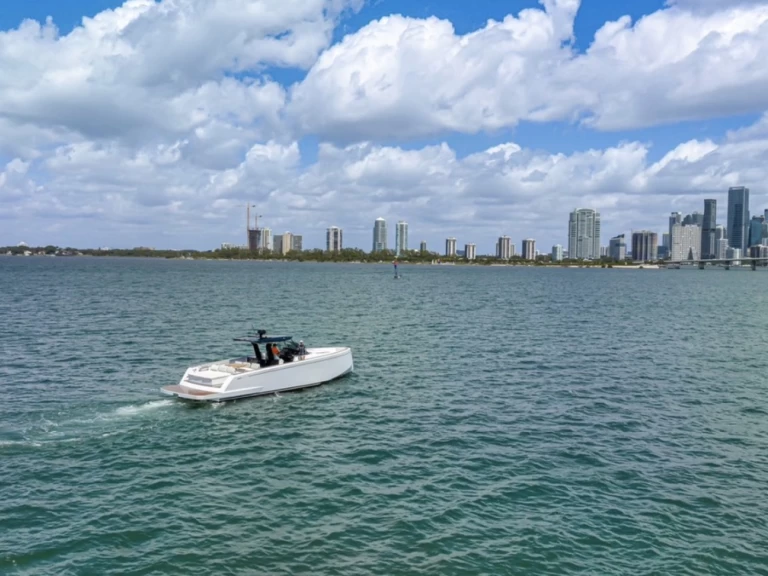 Pardo Yachts Pardo 43 między profesjonalistami a osobami prywatnymi w Miami Beach