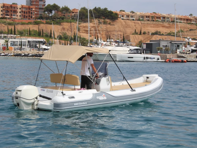 Łódż półsztywna do wynajmu w El Toro w najlepszej cenie
