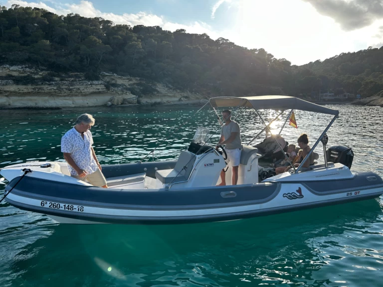 Łódż półsztywna do wynajmu w El Toro w najlepszej cenie