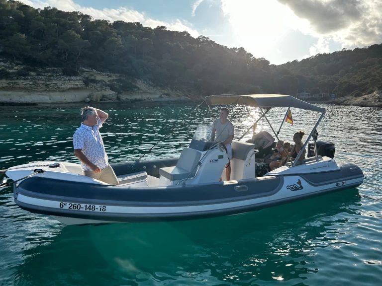 MV Marine GT25 między profesjonalistami a osobami prywatnymi w El Toro