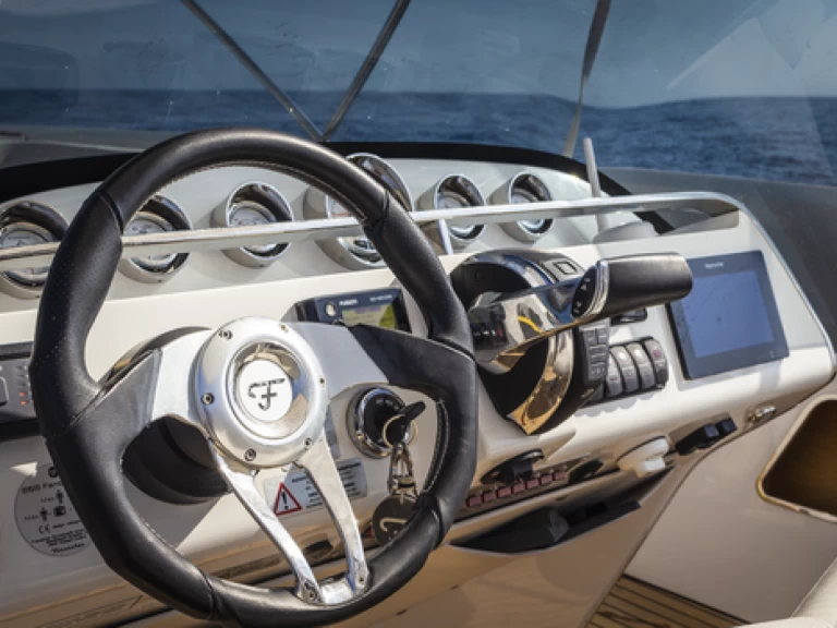 Frauscher 858 fantom Air między profesjonalistami a osobami prywatnymi w El Toro