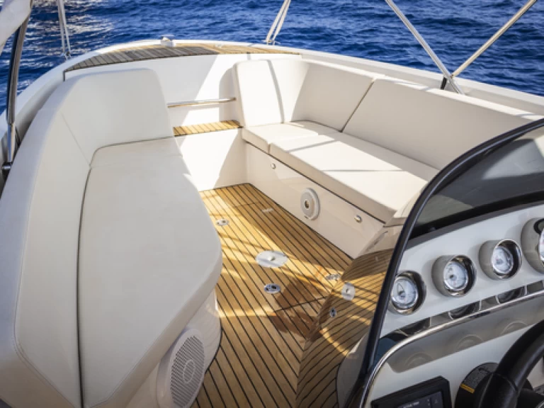 Wynajem w El Toro- Frauscher 858 fantom Air na SamBoat