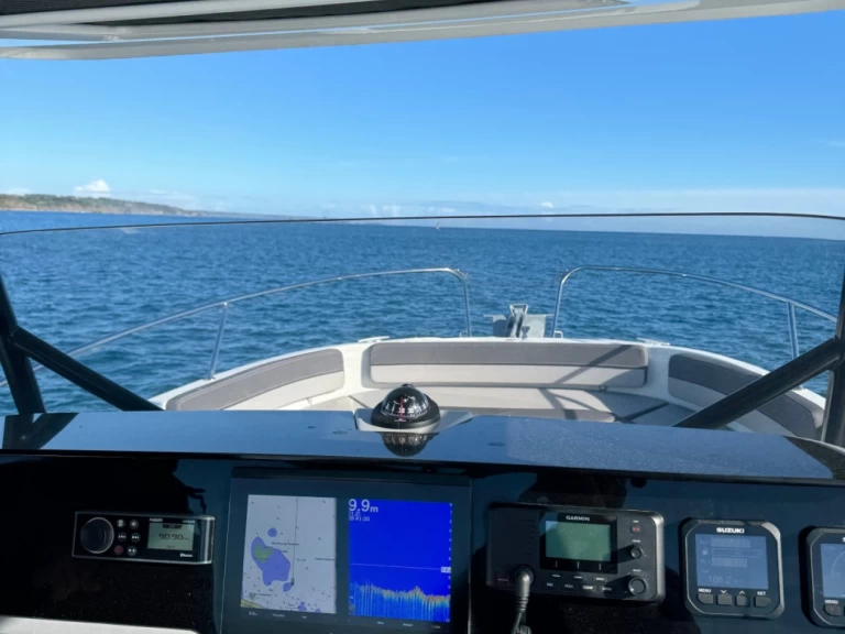 Jeanneau Cap Camarat 9.0 CC między profesjonalistami a osobami prywatnymi w Saint-Quay-Portrieux