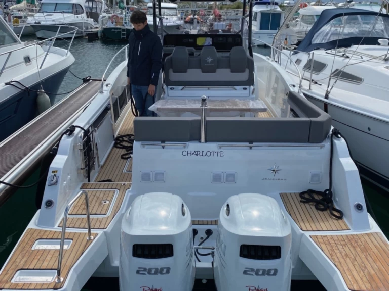 Wynajmij Jeanneau Cap Camarat 9.0 CC w Saint-Quay-Portrieux