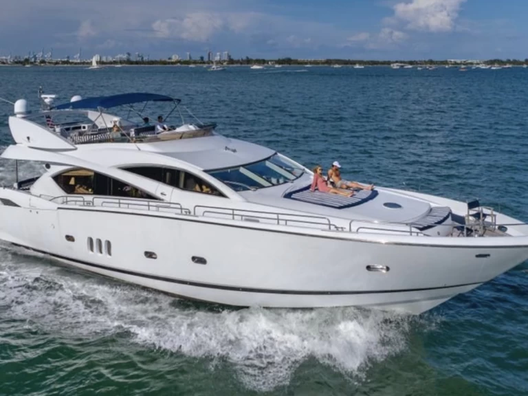 Sunseeker Manhattan 80 między profesjonalistami a osobami prywatnymi w Miami Beach