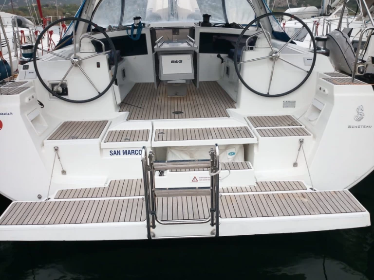 Bénéteau Oceanis 48 między profesjonalistami a osobami prywatnymi w Procida