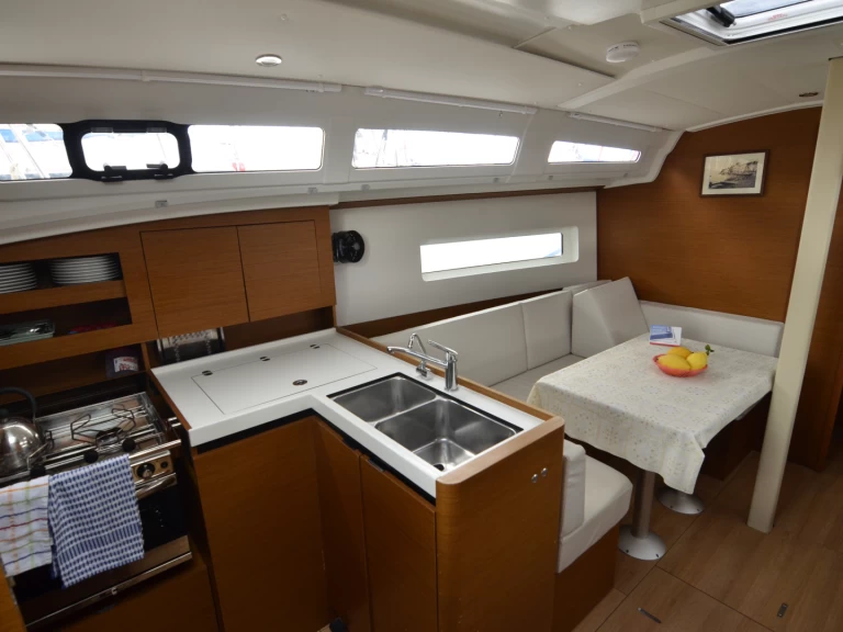 Wynajem łodzi Jeanneau Sun Odyssey 380 w Cannigione na SamBoat 