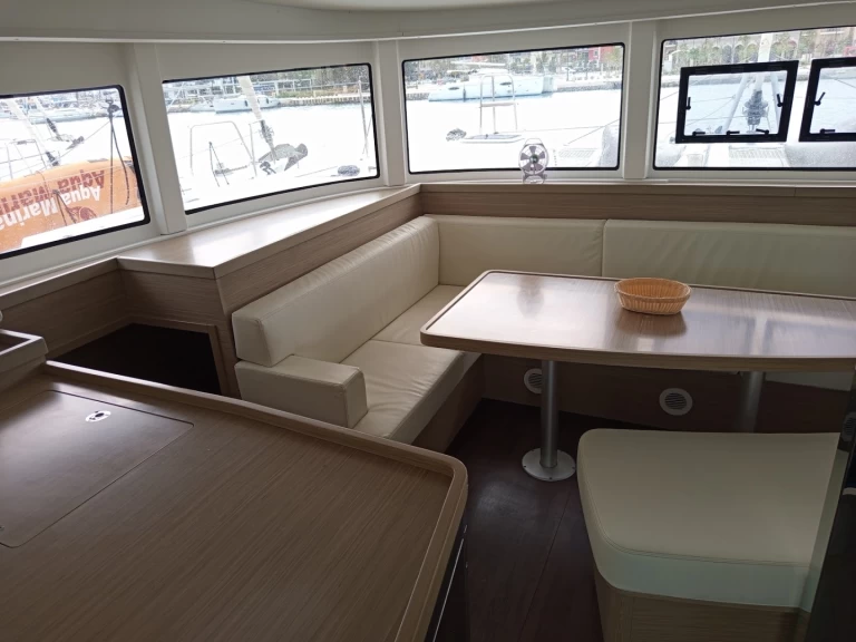 Lagoon Lagoon 42 między profesjonalistami a osobami prywatnymi w Lefkáda