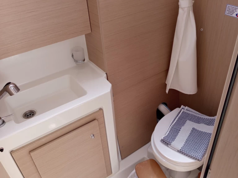 Wynajem Żaglowiec Bénéteau z patentem 