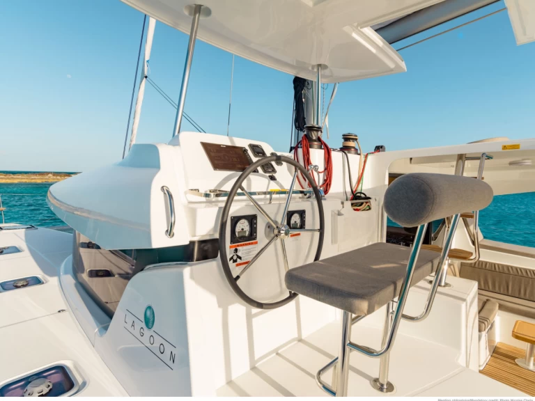 Lagoon Lagoon 42 między profesjonalistami a osobami prywatnymi w Trogir