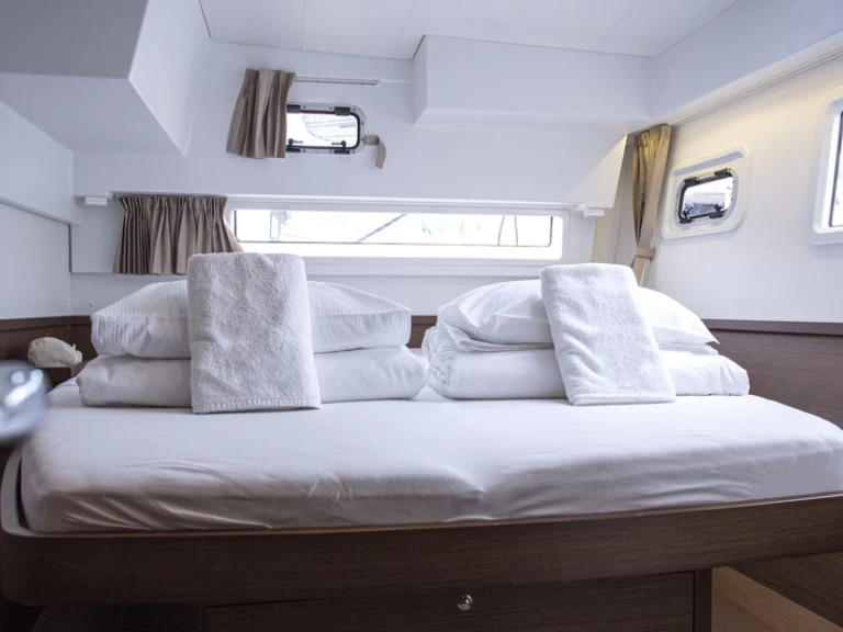 Lagoon Lagoon 42 między profesjonalistami a osobami prywatnymi w Trogir