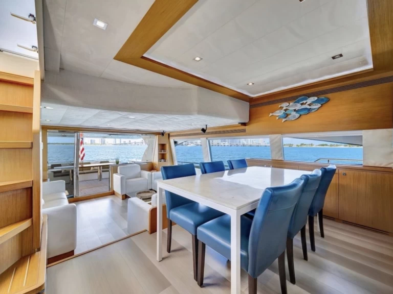 Ferretti Ferretti 80 między profesjonalistami a osobami prywatnymi w Miami Beach