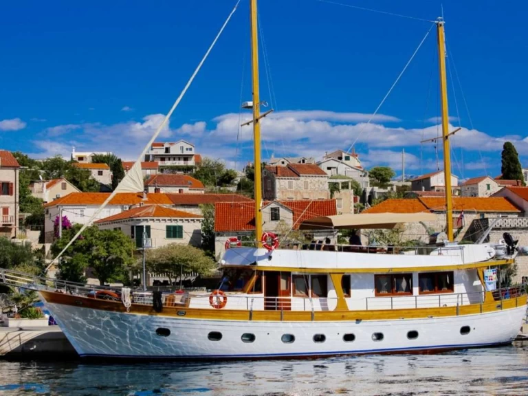 Wynajem Luksusowy jacht Custom z patentem 