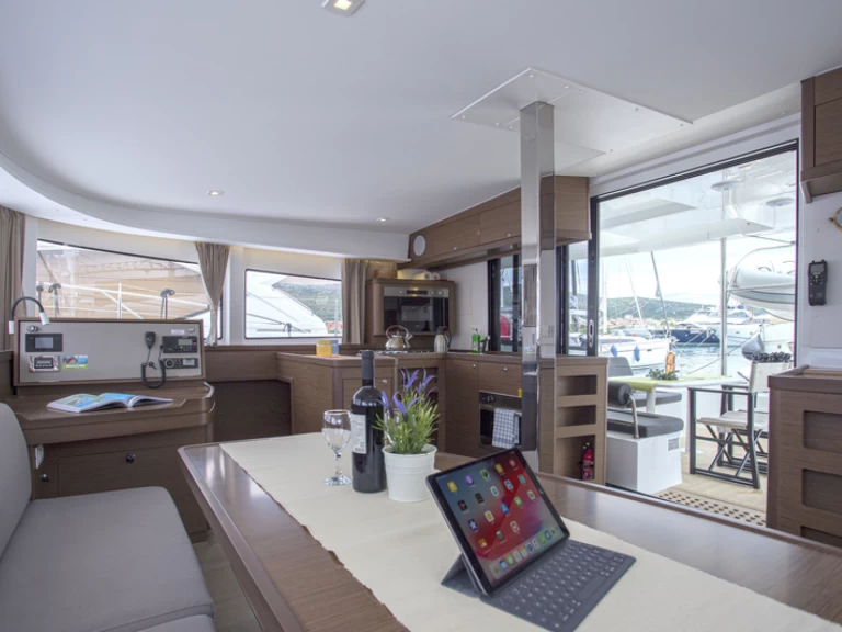 Wynajmij Katamaran z lub bez skippera Lagoon w Trogir