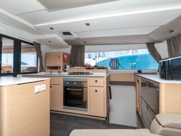 Wynajem Katamaran Fountaine Pajot z patentem 