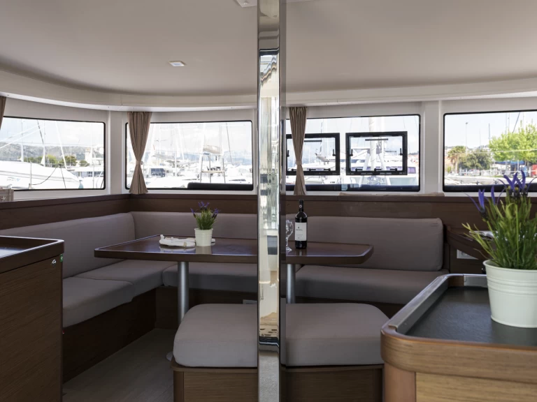 Wynajmij Katamaran z lub bez skippera Lagoon w Trogir