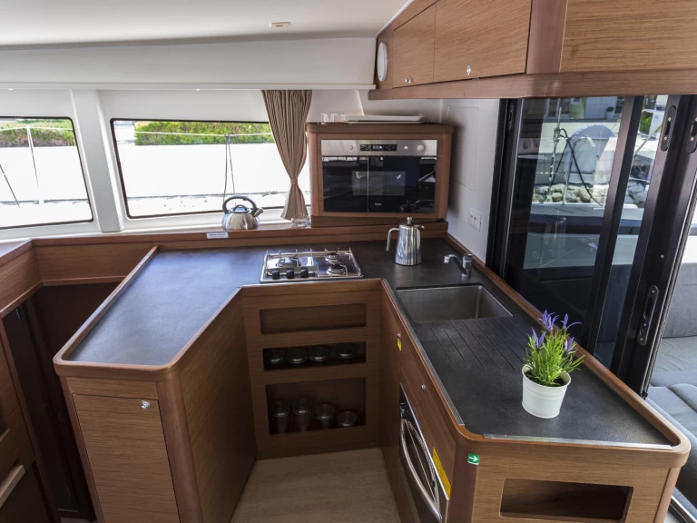 Wynajem Katamaran Lagoon z patentem 