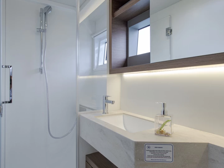 Wynajmij Katamaran z lub bez skippera Lagoon w Trogir