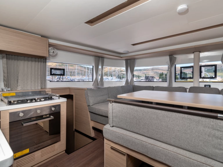 Wynajem Katamaran Lagoon z patentem 