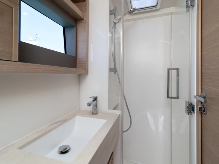 Lagoon Lagoon 51 między profesjonalistami a osobami prywatnymi w Donji Seget