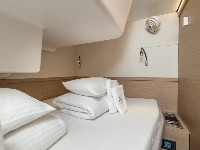 Wynajmij Katamaran z lub bez skippera Lagoon w Trogir