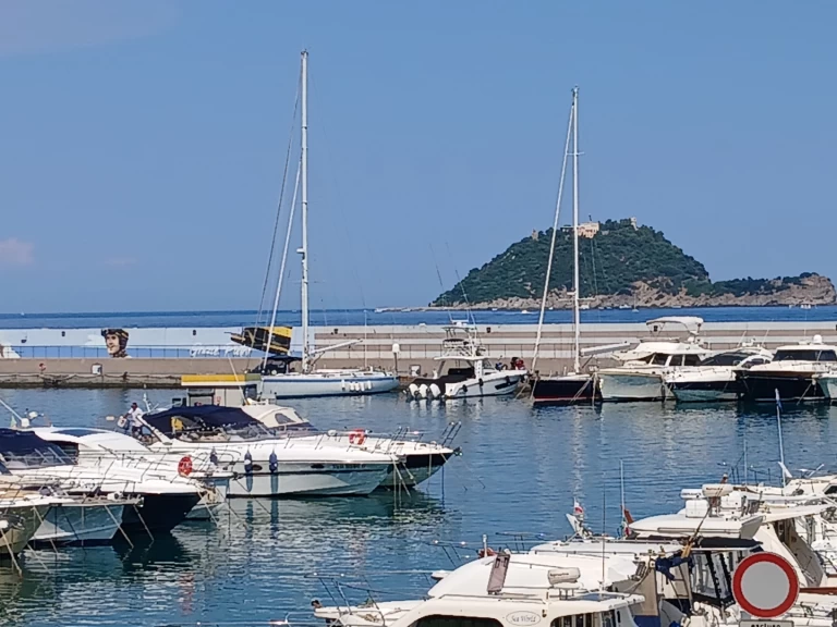 Wynajem Motorówka Cantieri Estensi z patentem 