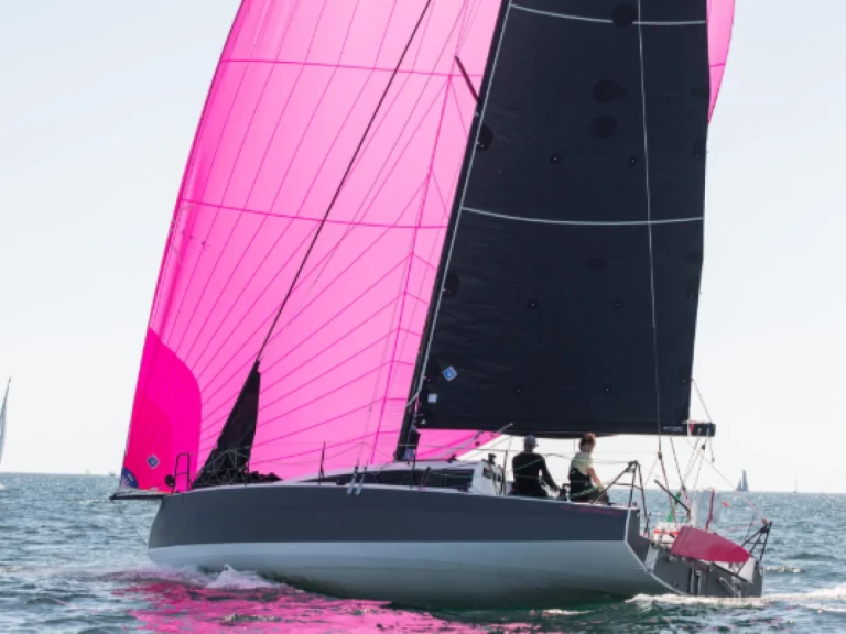 JPK 1050 JPK 1050 między profesjonalistami a osobami prywatnymi w La Trinité-sur-Mer