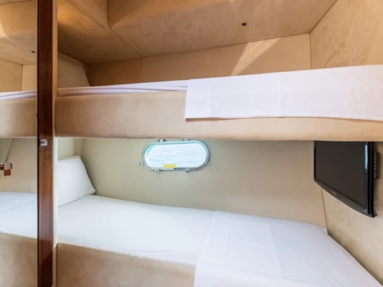 Sunseeker Manhattan 70 między profesjonalistami a osobami prywatnymi w Ibiza Town