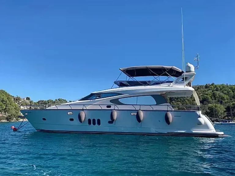 Elegance Yachts Elegance 60 Fly między profesjonalistami a osobami prywatnymi w Drage