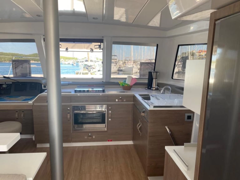 Wynajmij Katamaran z lub bez skippera Bali w Sibenik