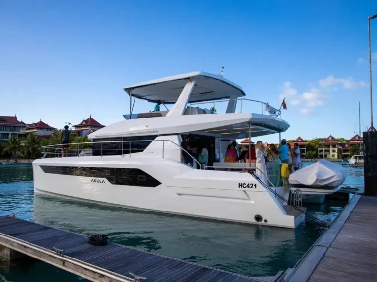 Leopard Leopard 53 Powercat między profesjonalistami a osobami prywatnymi w Eden Island