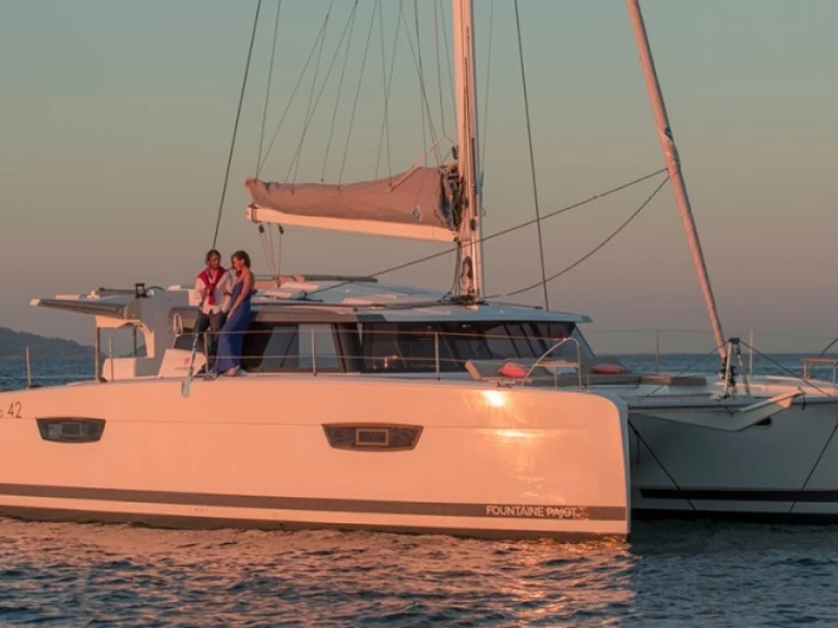 Wynajem Katamaran Fountaine Pajot z patentem 