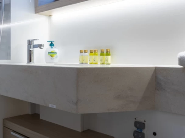 Wynajem Katamaran Lagoon z patentem 