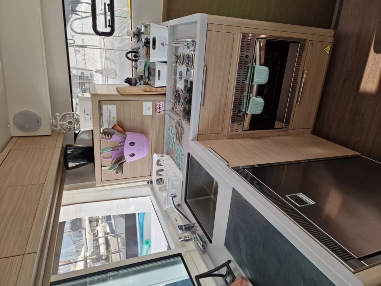 Katamaran do wynajmu w Alimos w najlepszej cenie