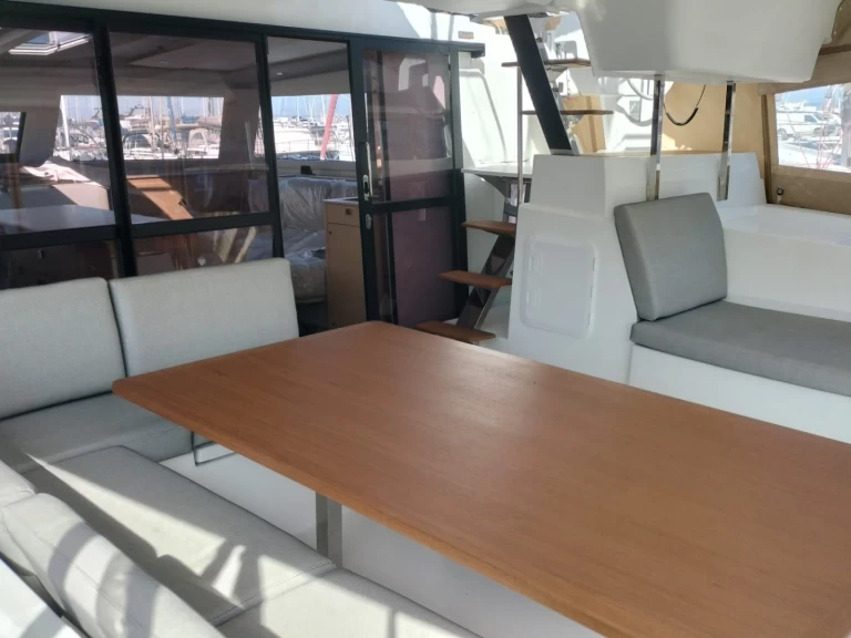 Fountaine Pajot Aura 51 między profesjonalistami a osobami prywatnymi w Castellammare di Stabia