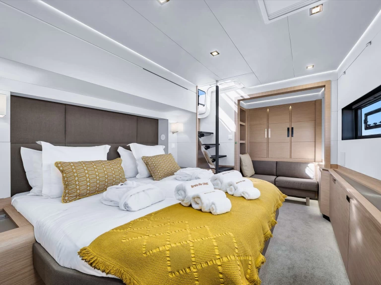 Fountaine Pajot Alegria 67 między profesjonalistami a osobami prywatnymi w Olbia