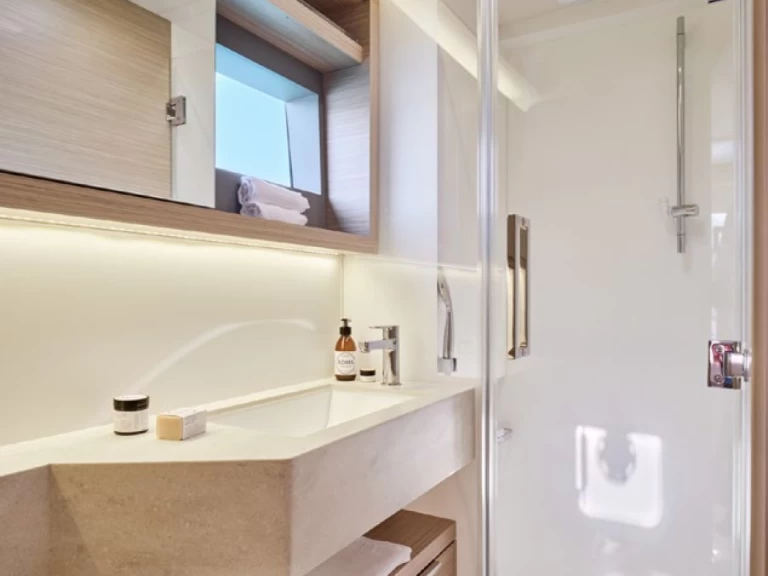 Wynajem Katamaran Lagoon z patentem 