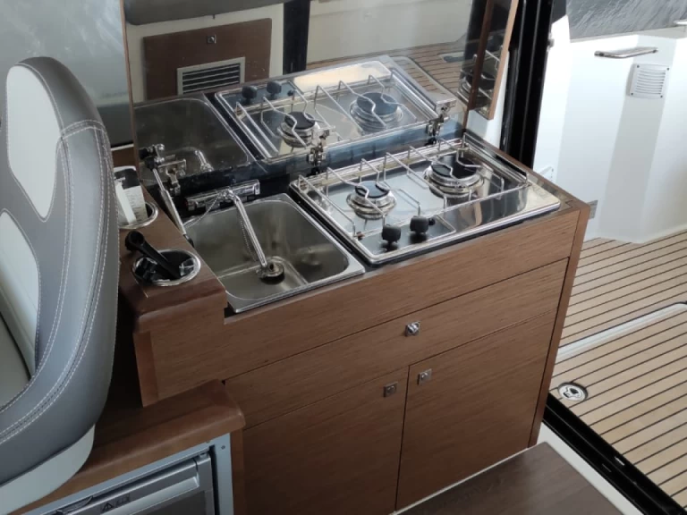 Jeanneau Merry Fisher 895 między profesjonalistami a osobami prywatnymi w Bacoli