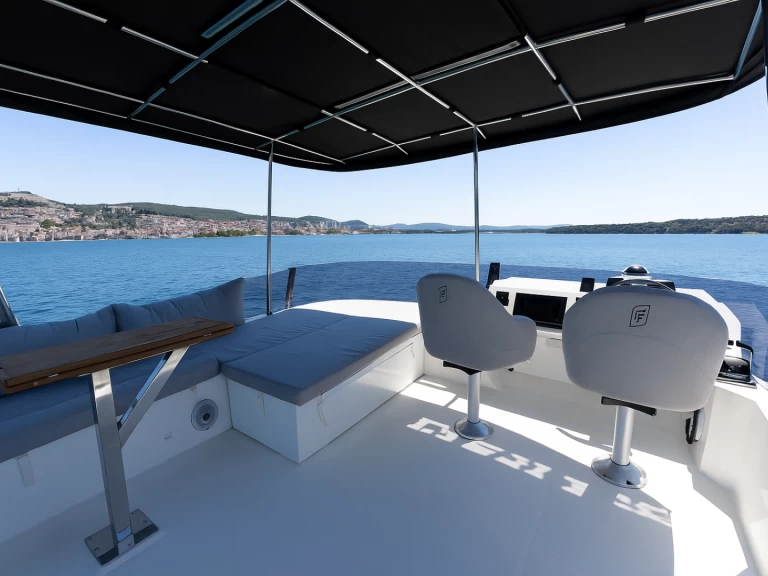 Wynajem Motorówka Fountaine Pajot z patentem 