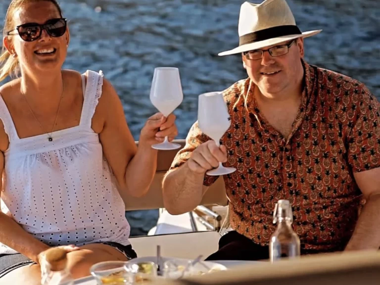 Wynajem Motorówka w Letojanni - LIVER CABIN 36