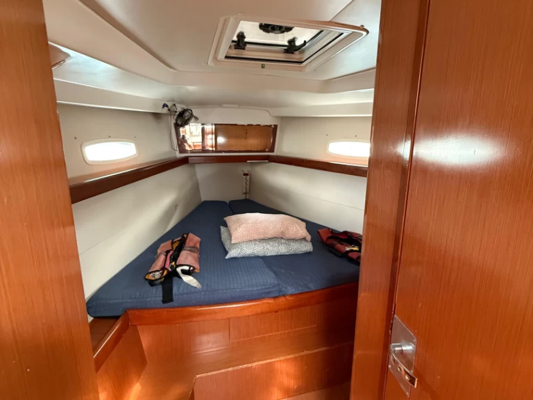 Wynajem Żaglowiec Bénéteau z patentem 