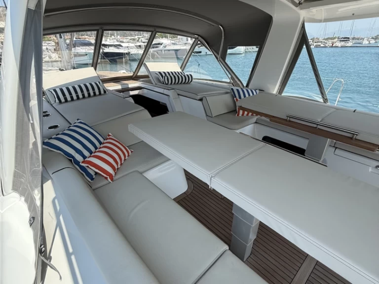 Wynajem Żaglowiec Bénéteau z patentem 