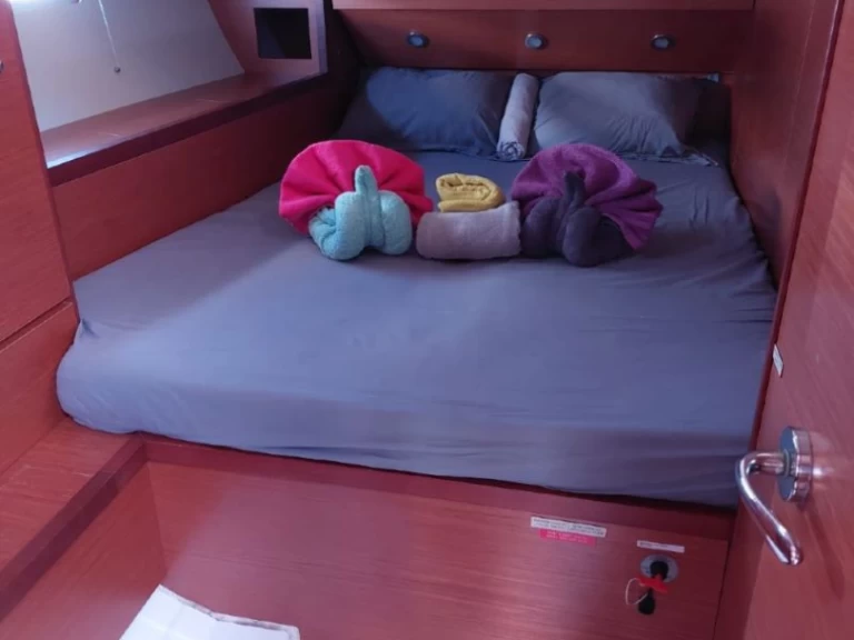 Dufour Dufour 520 Grand Large między profesjonalistami a osobami prywatnymi w Lavrio