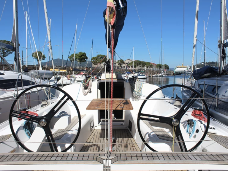 Wynajmij Elan E4 w Vigo